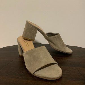 NWOT BELLA VITA Grey Suede Heeled Sandal-Size 8